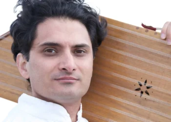 Interno del Teatro Badia a Ragusa con strumenti musicali pronti per il concerto