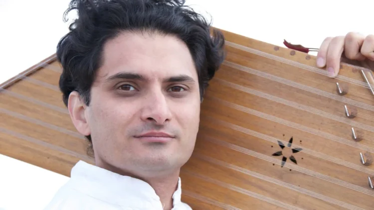 Interno del Teatro Badia a Ragusa con strumenti musicali pronti per il concerto