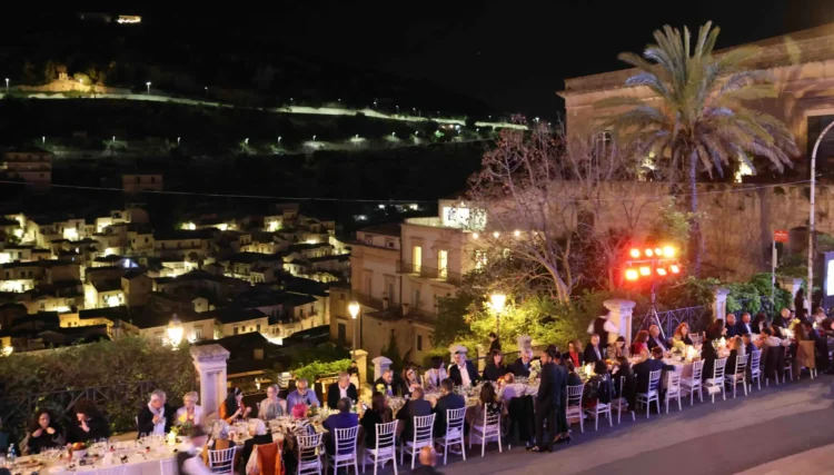 Una cena di gala con cento commensali davanti al Duomo di San Giorgio a Modica