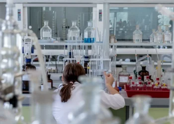 Ricercatore analizza il nuovo farmaco orale per il trattamento del cancro al pancreas