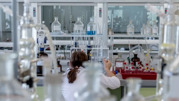 Ricercatore analizza il nuovo farmaco orale per il trattamento del cancro al pancreas