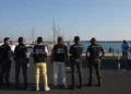 Una motovedetta della Guardia Costiera attraccata al porto di Pozzallo durante le operazioni di sbarco