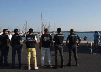 Una motovedetta della Guardia Costiera attraccata al porto di Pozzallo durante le operazioni di sbarco