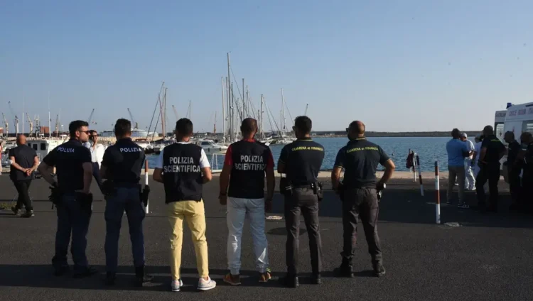 Una motovedetta della Guardia Costiera attraccata al porto di Pozzallo durante le operazioni di sbarco