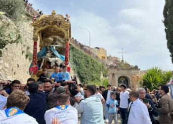 Uscita del simulacro dell'Addolorata a Monterosso Almo tra i fedeli e carte colorate.