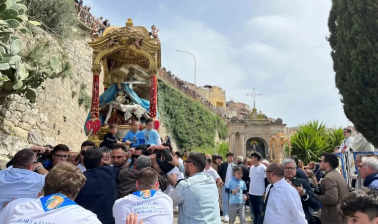 Uscita del simulacro dell'Addolorata a Monterosso Almo tra i fedeli e carte colorate.