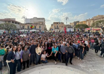 Una folla colorata di giovani durante la festa dei cresimandi 2026 nella piazza principale di Santa Croce Camerina