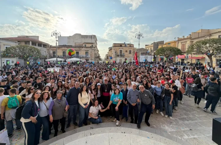 Una folla colorata di giovani durante la festa dei cresimandi 2026 nella piazza principale di Santa Croce Camerina