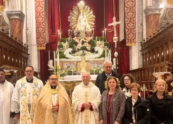 Bambini trasportano il simulacro della Madonna di Gulfi durante il Cuncursu a Chiaramonte.