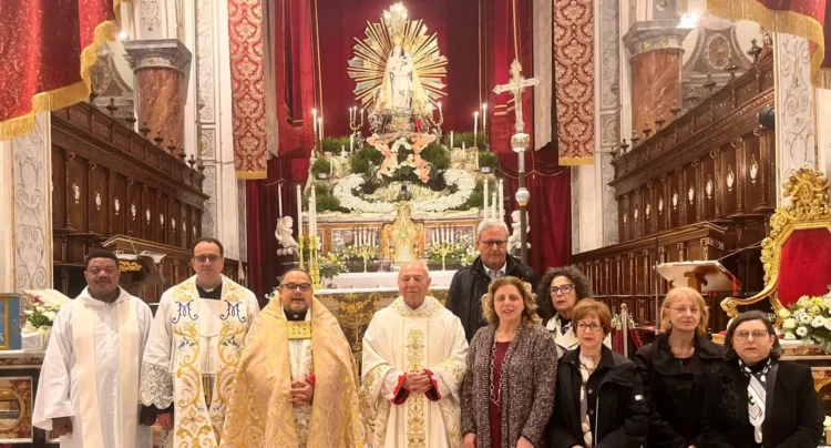 Bambini trasportano il simulacro della Madonna di Gulfi durante il Cuncursu a Chiaramonte.