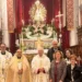 Bambini trasportano il simulacro della Madonna di Gulfi durante il Cuncursu a Chiaramonte.