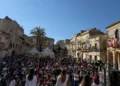 Piazza Duomo a Chiaramonte Gulfi gremita di gente durante la festa del Primo Maggio