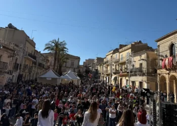 Piazza Duomo a Chiaramonte Gulfi gremita di gente durante la festa del Primo Maggio