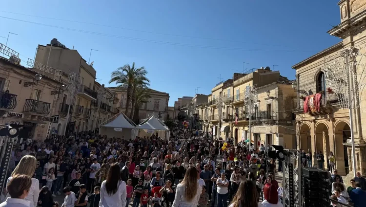Piazza Duomo a Chiaramonte Gulfi gremita di gente durante la festa del Primo Maggio