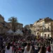 Piazza Duomo a Chiaramonte Gulfi gremita di gente durante la festa del Primo Maggio
