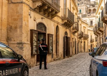 Forze dell'ordine in servizio nel centro storico di Modica durante l'operazione contro i furti agli esercizi commerciali.
