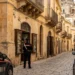 Forze dell'ordine in servizio nel centro storico di Modica durante l'operazione contro i furti agli esercizi commerciali.