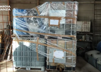 Militari della Guardia di Finanza durante un controllo su cisterne di gasolio agricolo