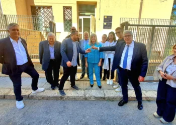 Esterno dell'edificio che ospita la nuova Casa della Comunità di Acate in via Vittorio Veneto