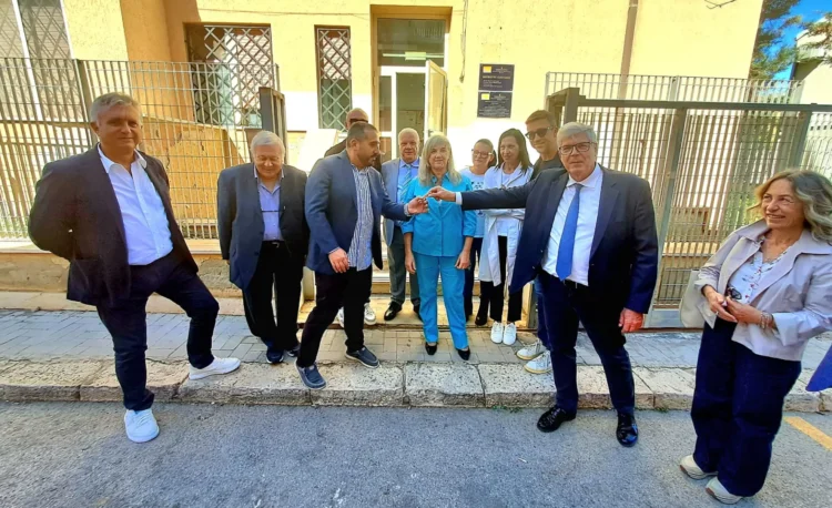 Esterno dell'edificio che ospita la nuova Casa della Comunità di Acate in via Vittorio Veneto