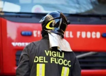 Auto dei Carabinieri davanti a una casa danneggiata da un incendio all'abitazione dell'ex a Vittoria