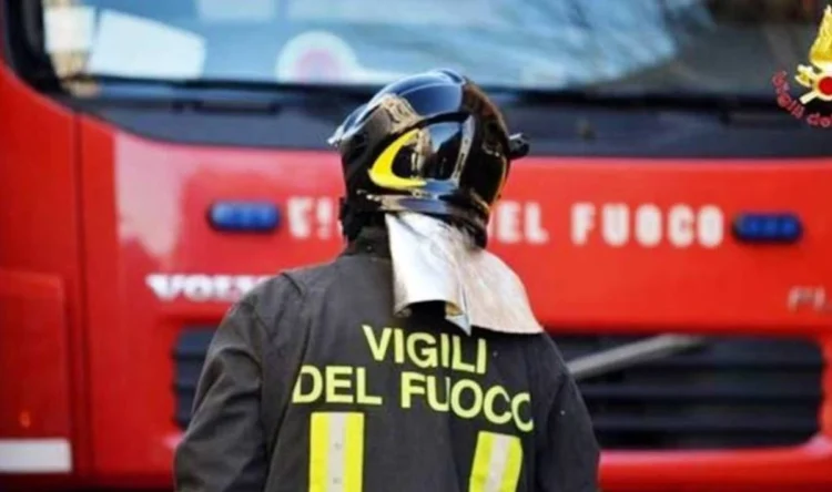 Auto dei Carabinieri davanti a una casa danneggiata da un incendio all'abitazione dell'ex a Vittoria