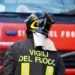 Auto dei Carabinieri davanti a una casa danneggiata da un incendio all'abitazione dell'ex a Vittoria