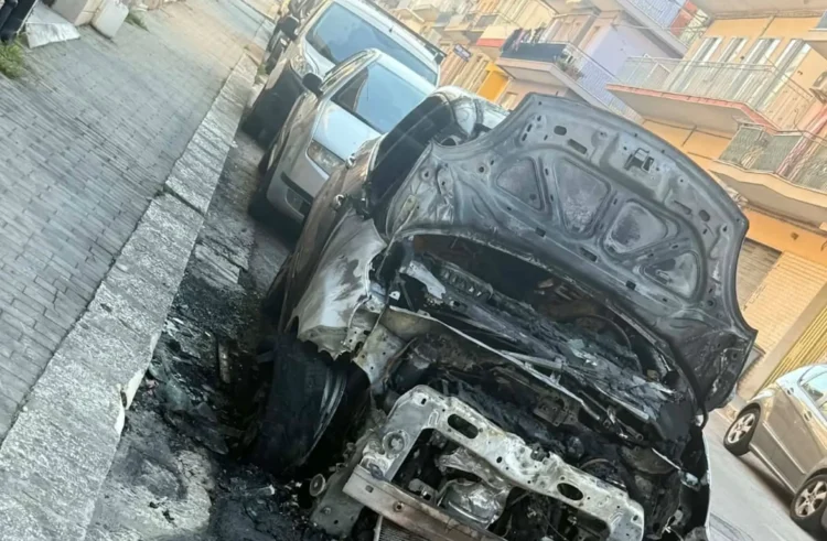 Auto distrutta dalle fiamme in Via dei Mirti a Ragusa