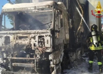 Incendio di un autocarro sulla strada statale Modica-Ragusa