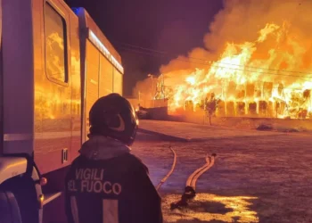 Vigili del Fuoco in azione durante un incendio in un'azienda industriale