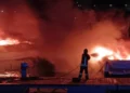 Vigili del Fuoco al lavoro tra i pontili del porto di Scoglitti dopo l'incendio di due imbarcazioni