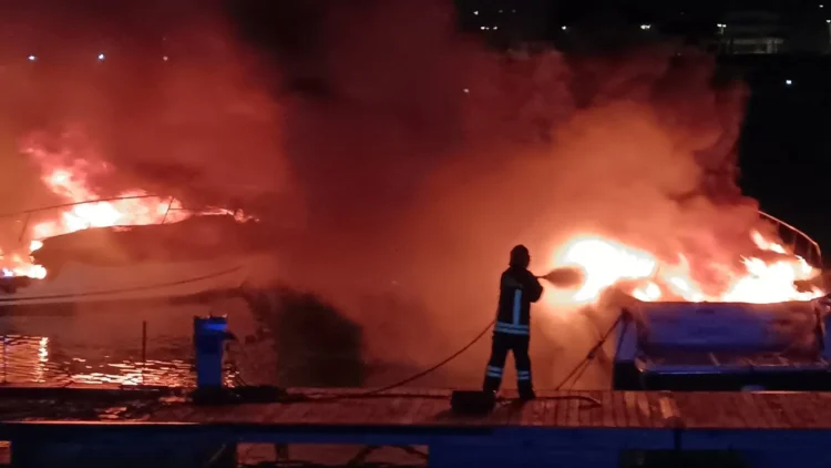Vigili del Fuoco al lavoro tra i pontili del porto di Scoglitti dopo l'incendio di due imbarcazioni