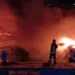 Vigili del Fuoco al lavoro tra i pontili del porto di Scoglitti dopo l'incendio di due imbarcazioni