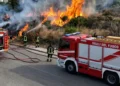 Vigili del Fuoco impegnati a spegnere un incendio a Marina di Modica