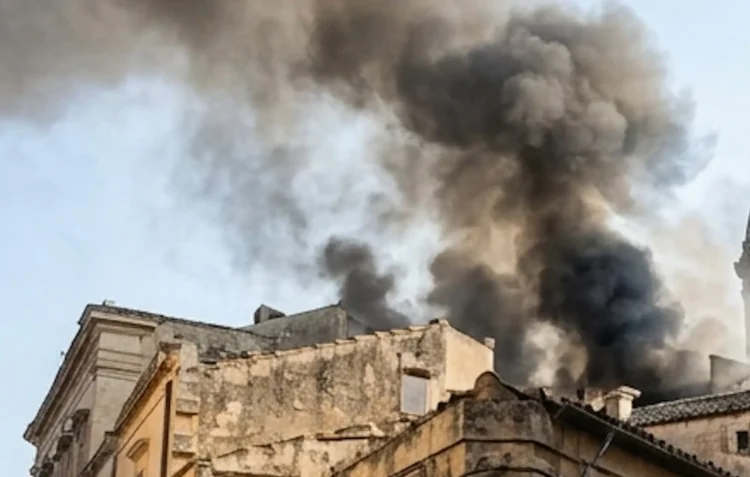 Vigili del Fuoco in azione per un incendio nel quartiere Santa Maria La Nova a Scicli