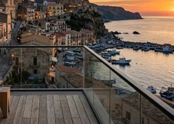 Veduta panoramica di un borgo siciliano con case in pietra ristrutturate, simbolo del rimborso Irpef 50% in Sicilia