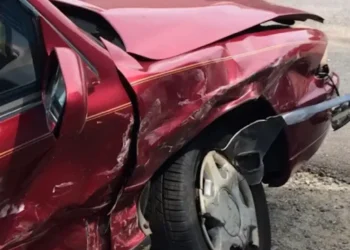 Auto incidentata contro il muro di una villetta a Modica.