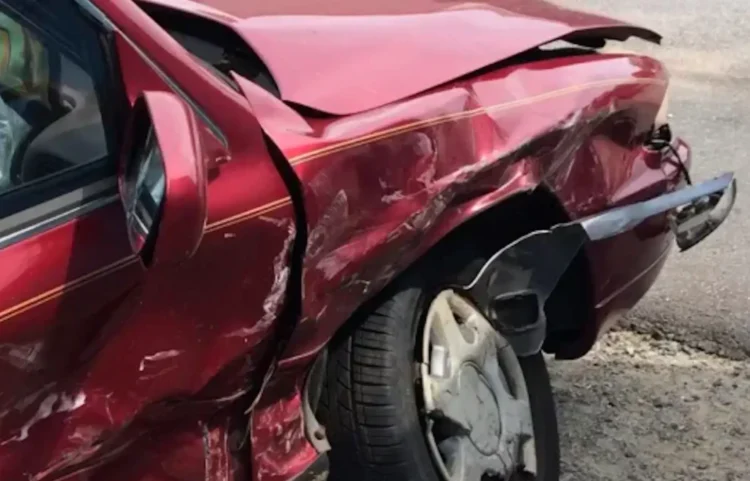 Auto incidentata contro il muro di una villetta a Modica.