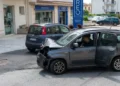 Auto incidentata dopo lo schianto in via Sacro Cuore a Modica con soccorsi sul posto