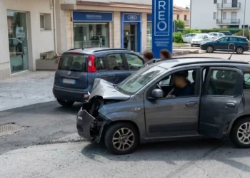 Auto incidentata dopo lo schianto in via Sacro Cuore a Modica con soccorsi sul posto