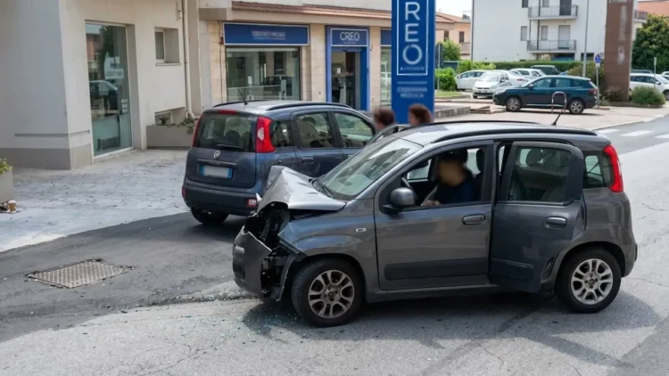 Auto incidentata dopo lo schianto in via Sacro Cuore a Modica con soccorsi sul posto