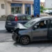 Auto incidentata dopo lo schianto in via Sacro Cuore a Modica con soccorsi sul posto