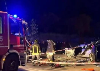 Mezzi di soccorso sulla statale 113 ad Acquedolci dopo l'incidente stradale che ha causato due morti nel Messinese