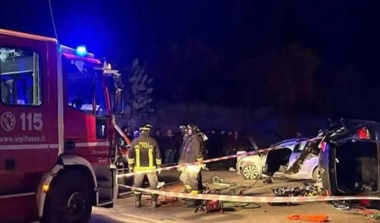 Mezzi di soccorso sulla statale 113 ad Acquedolci dopo l'incidente stradale che ha causato due morti nel Messinese