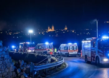 Scena notturna di un incidente stradale mortale sulla strada provinciale Lecce-Arnesano con mezzi di soccorso e forze dell'ordine sul posto