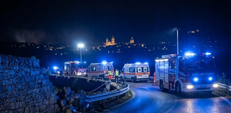 Scena notturna di un incidente stradale mortale sulla strada provinciale Lecce-Arnesano con mezzi di soccorso e forze dell'ordine sul posto