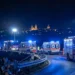 Scena notturna di un incidente stradale mortale sulla strada provinciale Lecce-Arnesano con mezzi di soccorso e forze dell'ordine sul posto