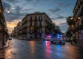 Luci della polizia municipale e area transennata dopo l'incidente mortale a Palermo in Corso dei Mille
