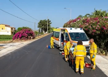 Un'ambulanza del 118 interviene sul luogo dell'incidente a Scicli