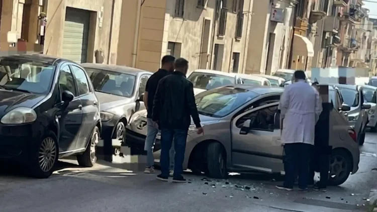 Incidente stradale in via Nino Bixio a Scicli con traffico completamente bloccato